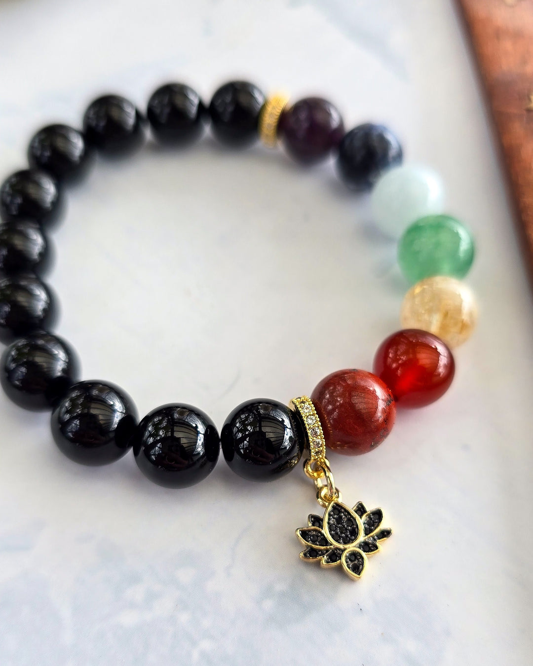 7 čakru rokasspādze meditācijai ar 7 kristāliem katrai āakrai  jašma karneols citrīns avanturīns akvamarīns sodalīts ametists