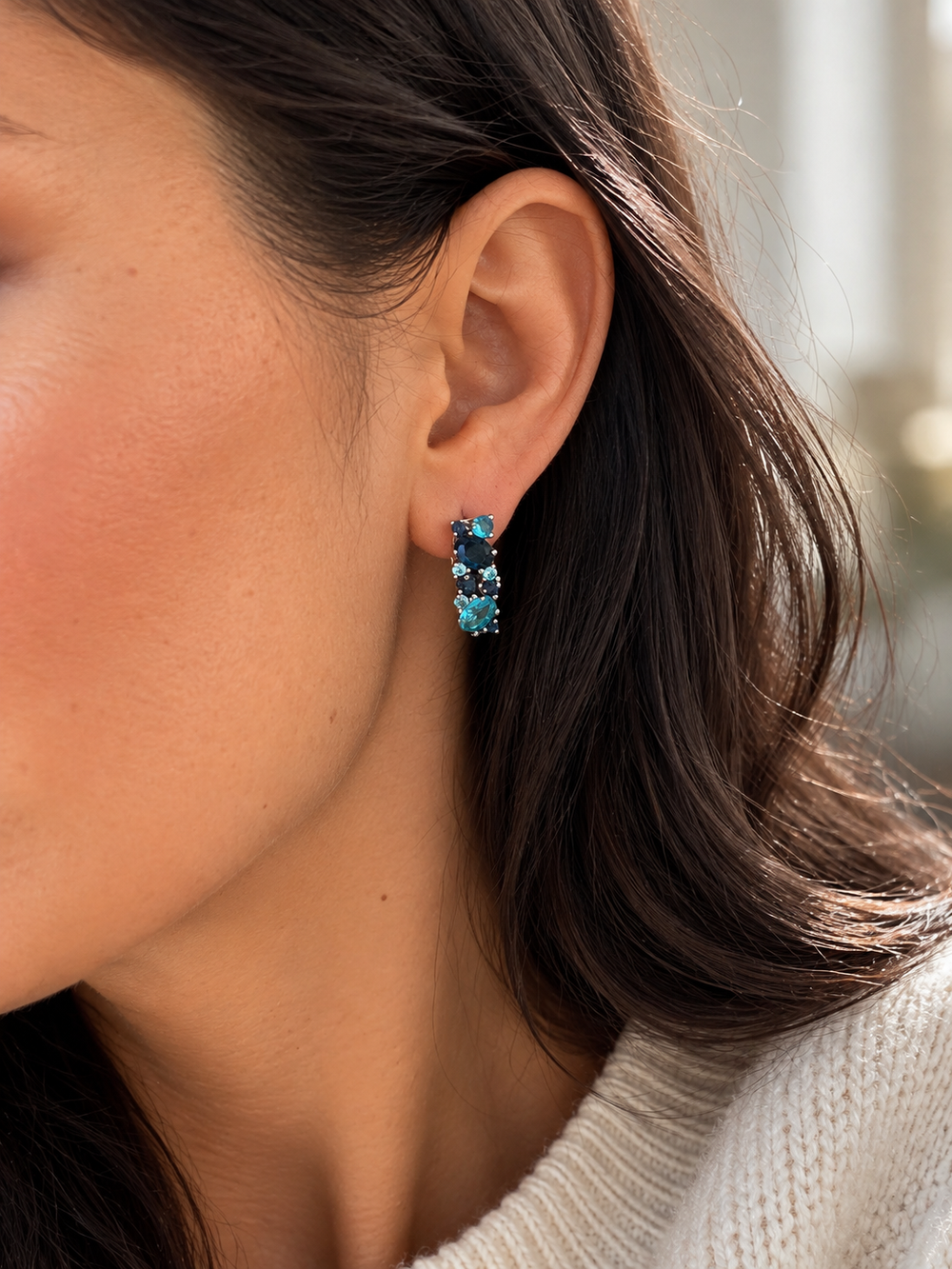 Eleganti Ocean Sparkle auskari ar tumši ziliem un tirkīzziliem mirdzošiem kristāliem sudraba tonī – Secret Stones.