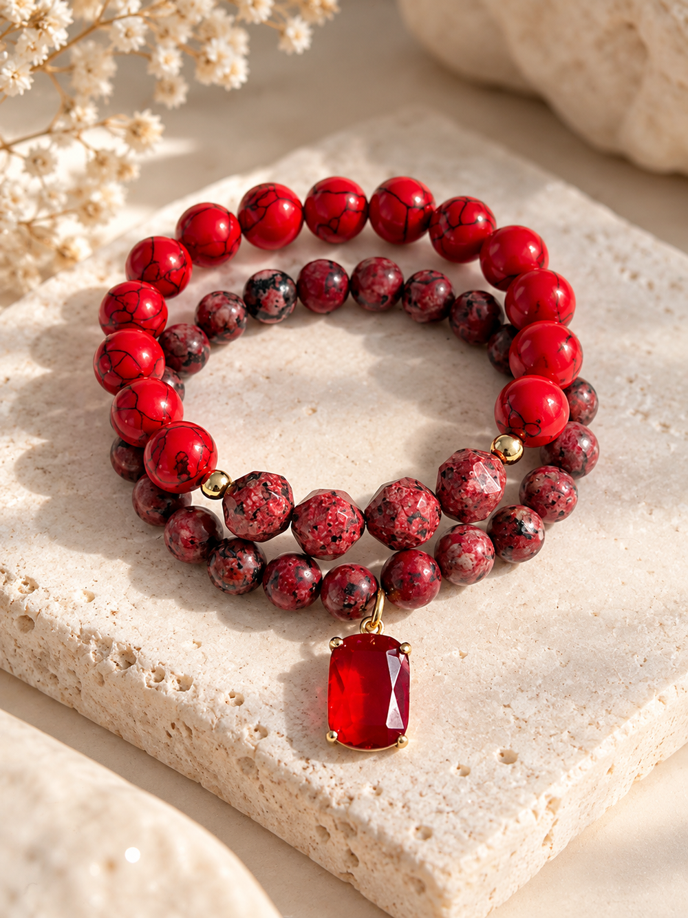 Elegants Secret Stones rokassprādžu komplekts “Iekšējais spēks” no jašmas un magnezīta, ko modele valkā kopā ar zelta gredzeniem.