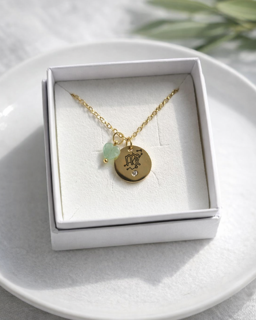 Kaklarota ar Zodiaka zīmi un dabīgiem akmeņiem