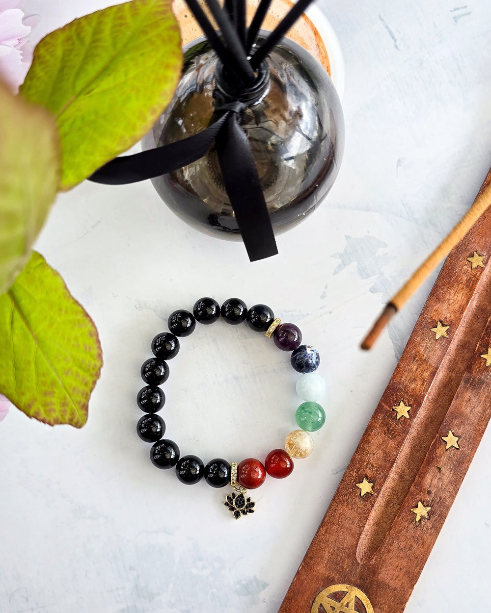 7 čakru rokasspādze meditācijai ar 7 kristāliem katrai āakrai  jašma karneols citrīns avanturīns akvamarīns sodalīts ametists