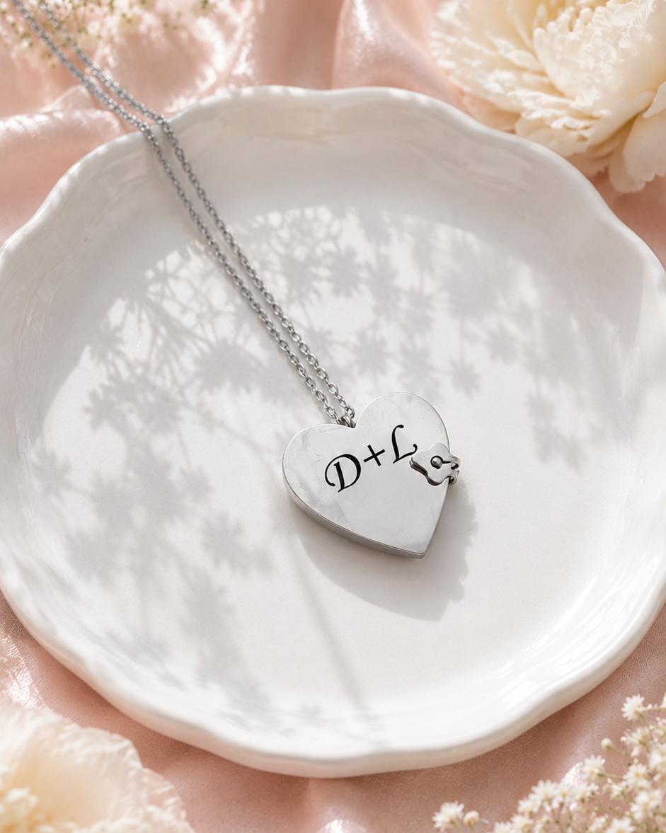 Personalizēta sirds formas kaklarota–grāmatiņa no nerūsējošā tērauda ar gravējumu. Atverams kulons ar 3 iekšējām lapiņām gravējumam, pieejams zelta un sudraba krāsā.