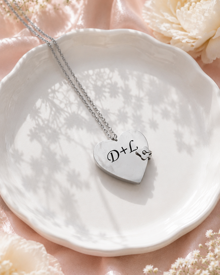 Personalizēta sirds formas kaklarota–grāmatiņa no nerūsējošā tērauda ar gravējumu. Atverams kulons ar 3 iekšējām lapiņām gravējumam, pieejams zelta un sudraba krāsā.