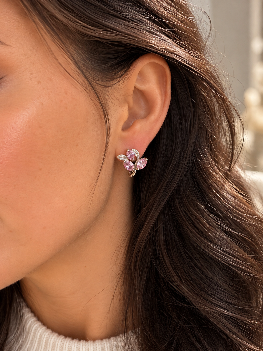Eleganta modele ar Pink Blossom ziedu formas auskariem, maigi rozā kristāli un sievišķīgs dizains – Secret Stones.