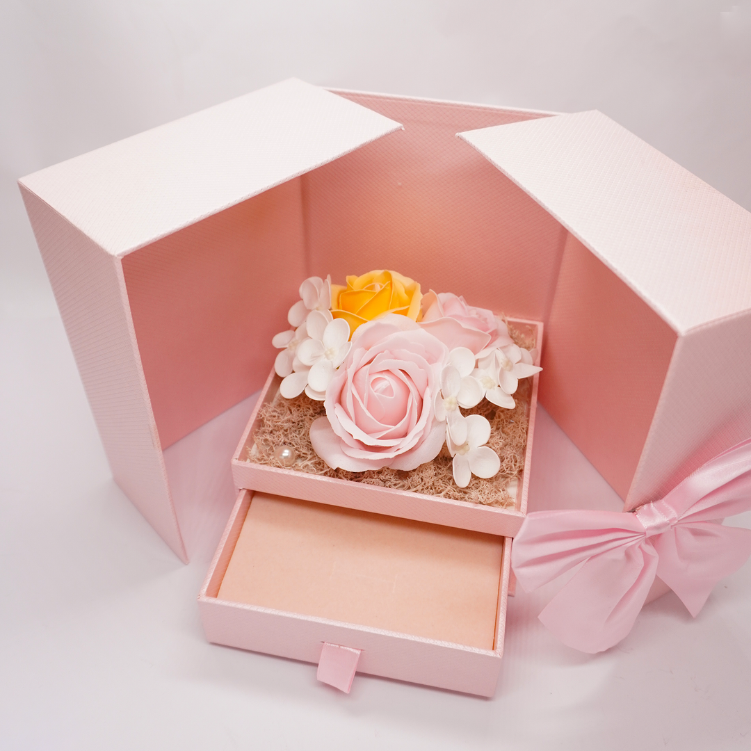 Dāvanu kastīte ar ziepju rozēm un rotu nodalījumu