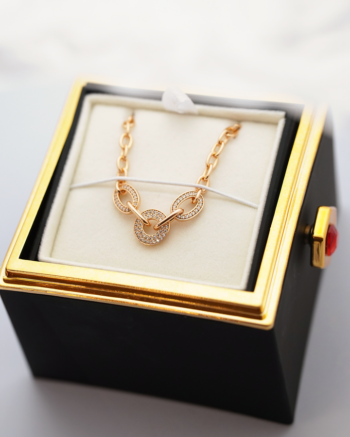 Mūžīgā roze ar rokassprādzi