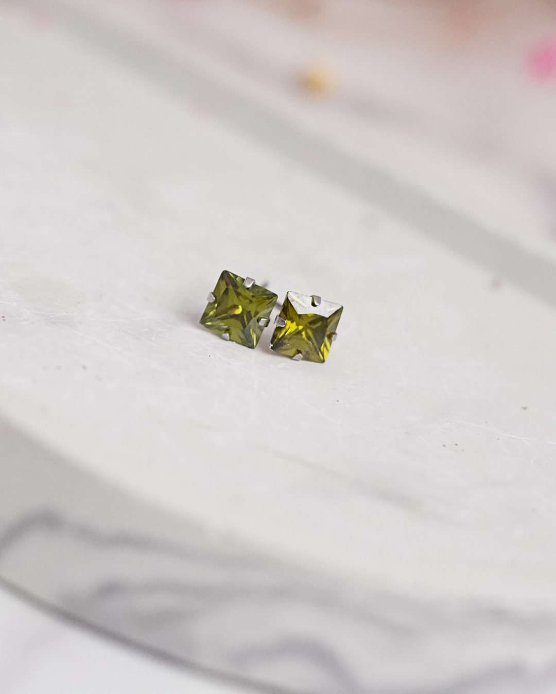 Nagliņu auskari dažādās krāsās