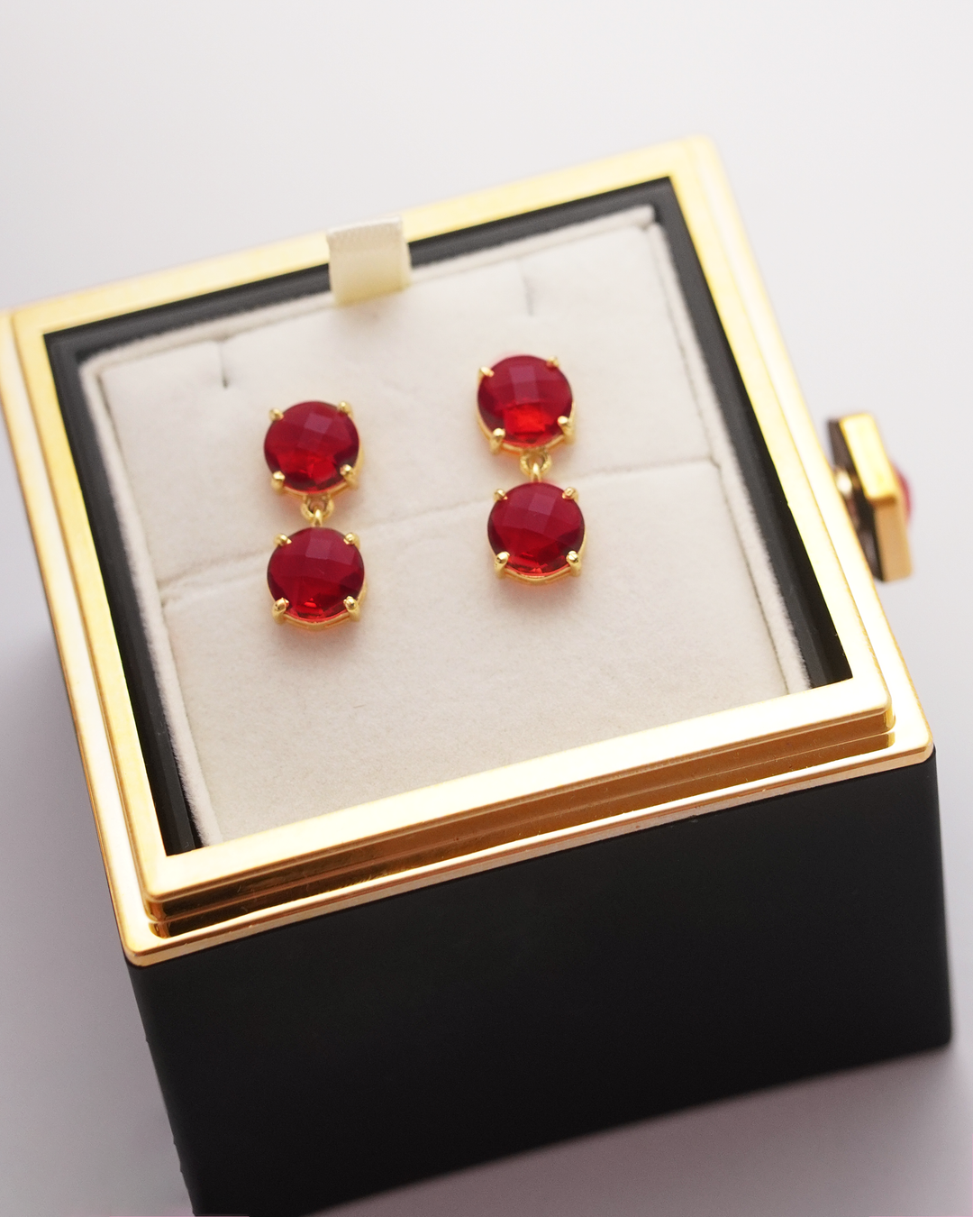 Mūžīgā roze ar auskariem Lost cherry