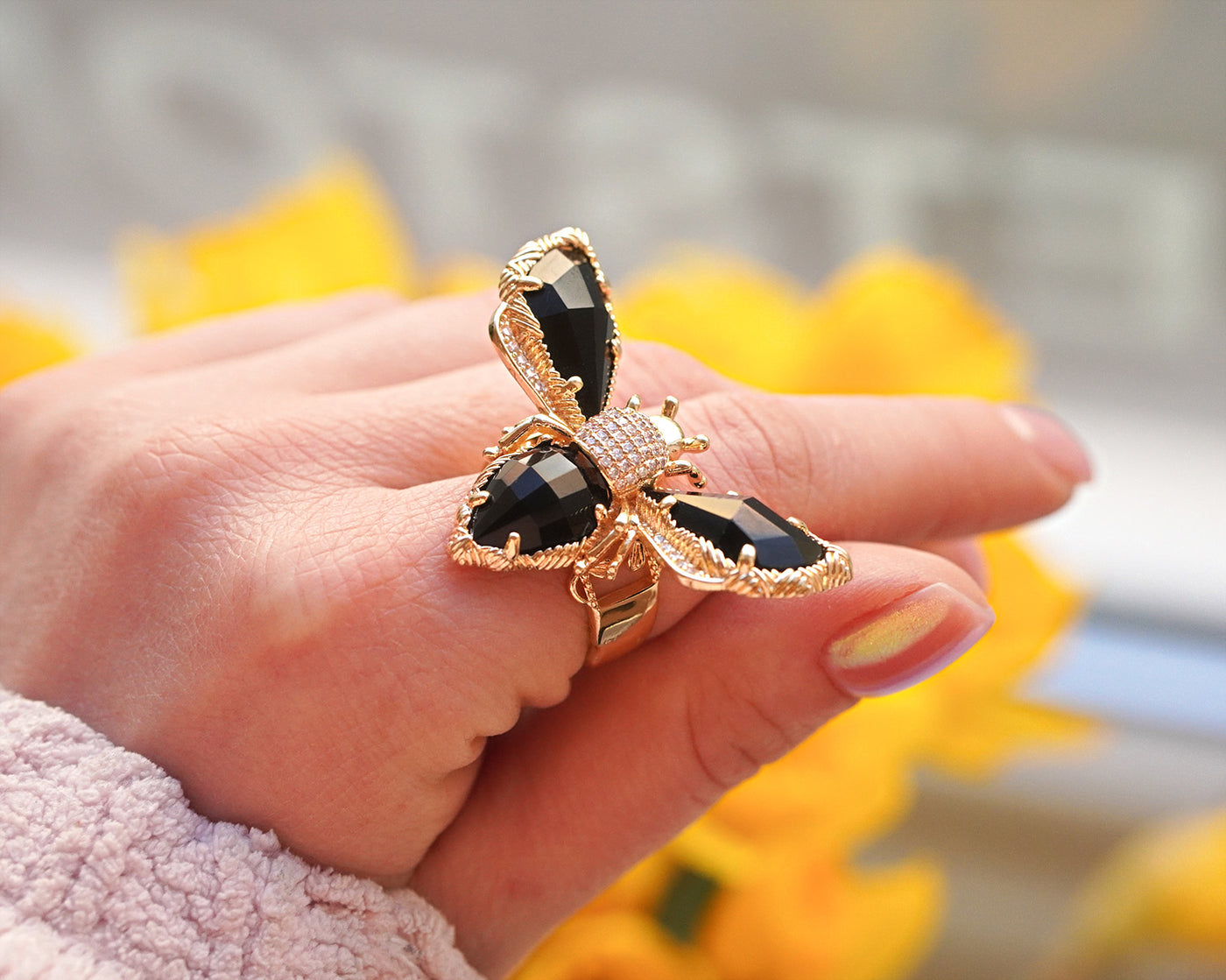 Dabīga akmens gredzens bitīte ar kaķaci melns