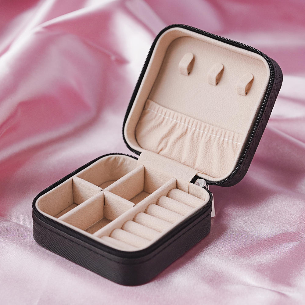 Rotaslietu kaste maza melna