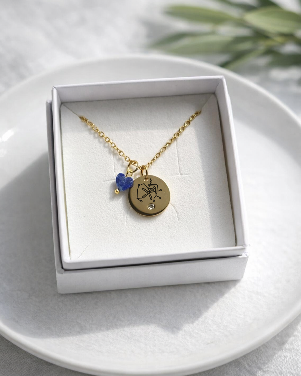 Kaklarota ar Zodiaka zīmi un dabīgiem akmeņiem