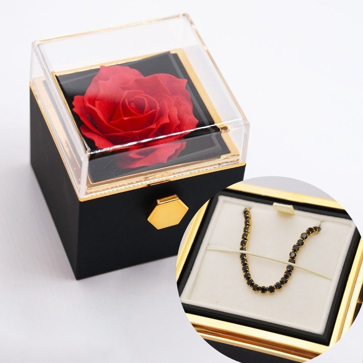 Mūžīgā roze ar melno rokassprādzi