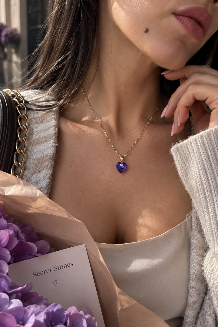 Smalka zelta kaklarota ar violetu Swarovski sirds kristalu Secret Stones