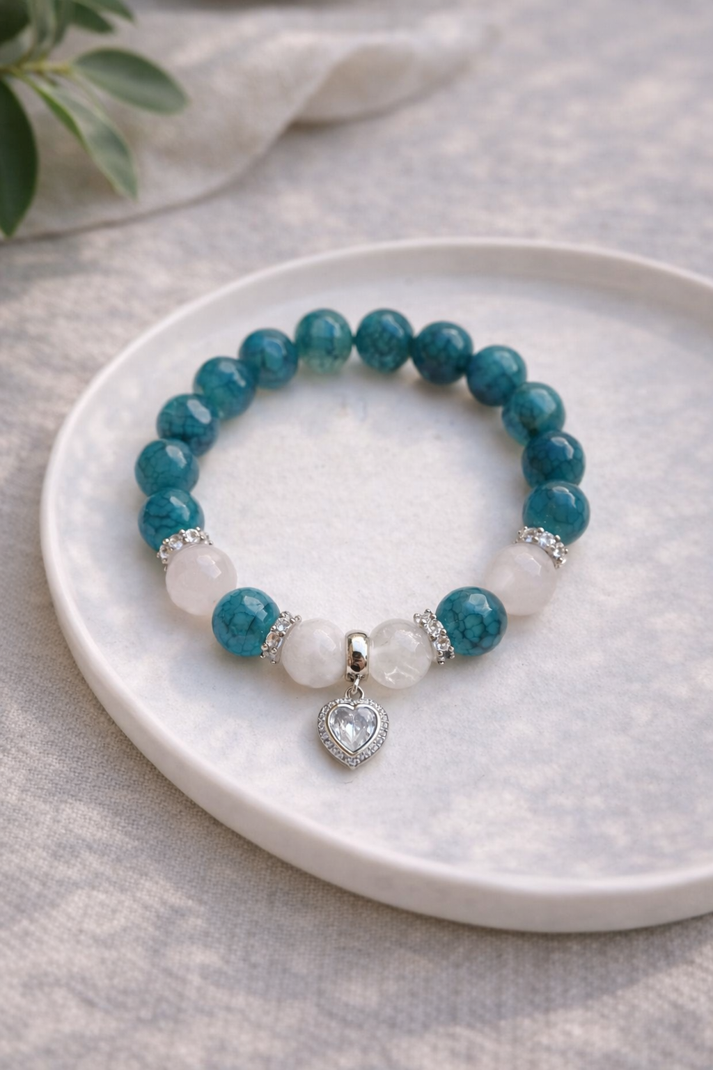 10mm dabīgā akmens bumbiņu rokassprādze ar sudraba furnitūru un sirds formas piekariņu