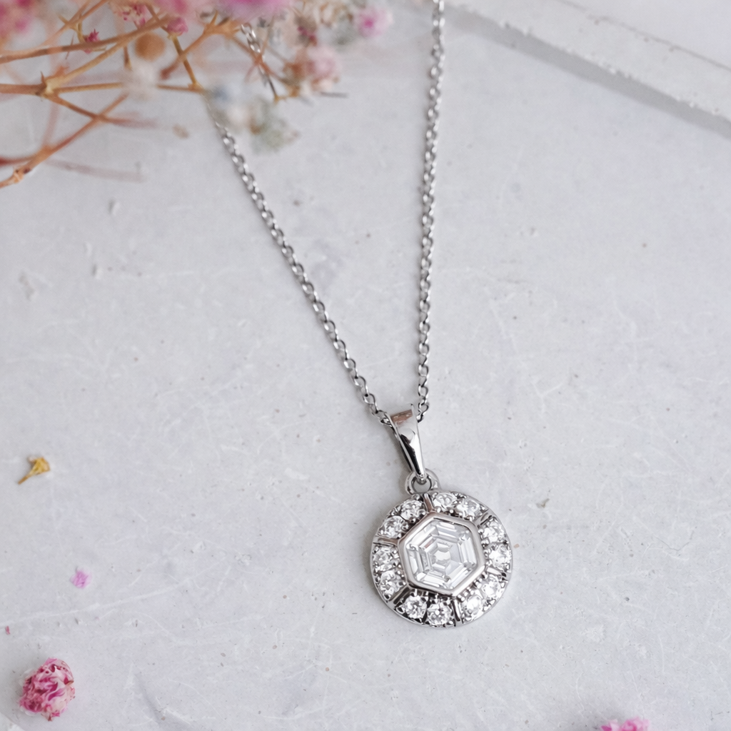 Kaklarota sudraba krāsā