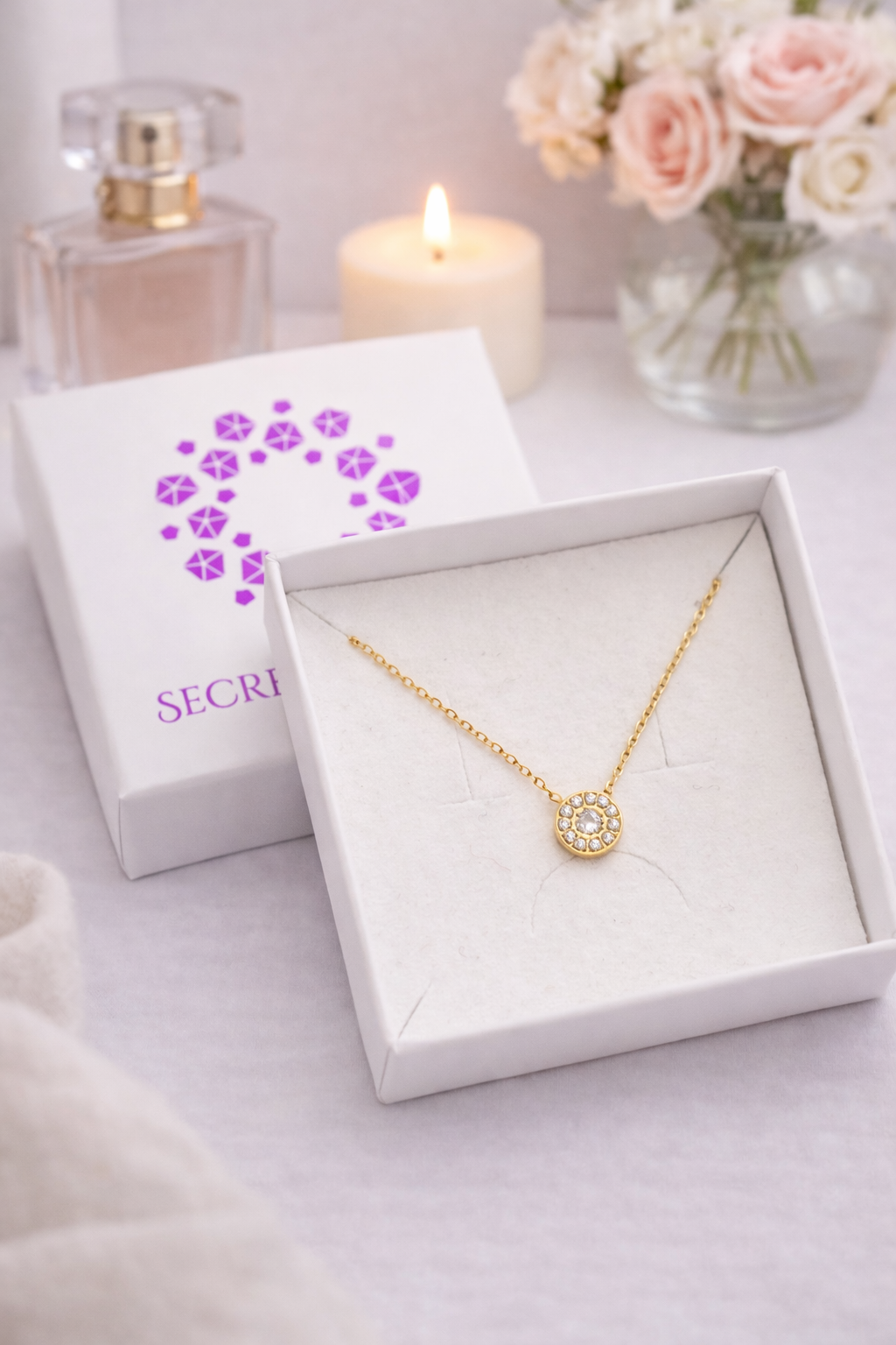 Kaklarota ar baltiem kristāliem