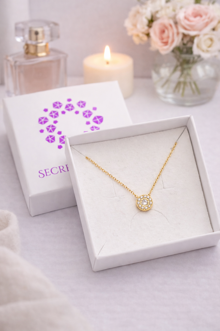 Kaklarota ar baltiem kristāliem