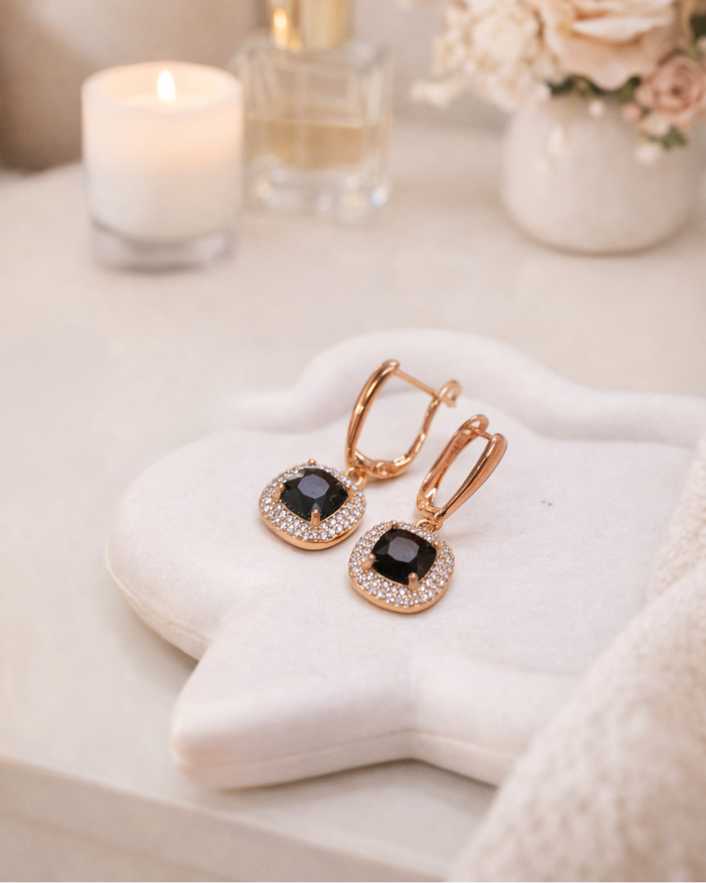 apzeltīti auskari ar melnu kristālu