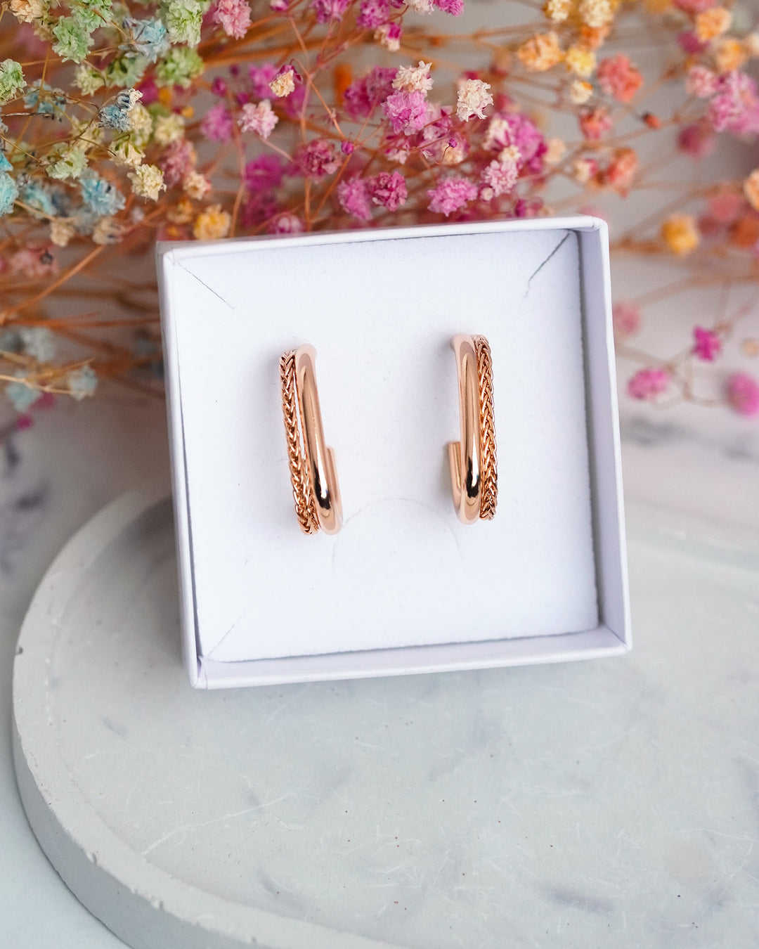 Auskari ar nagliņu aizdari