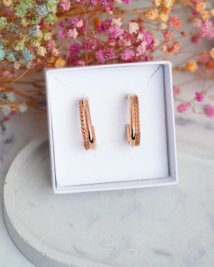 Auskari ar nagliņu aizdari