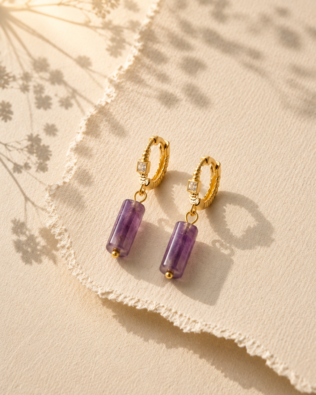 Apzeltīti auskari ar dabīgā ametista piekariņiem. Eleganti minimālistiska dizaina auskari ar violetu ametistu, kas simbolizē mieru, harmoniju un intuīciju