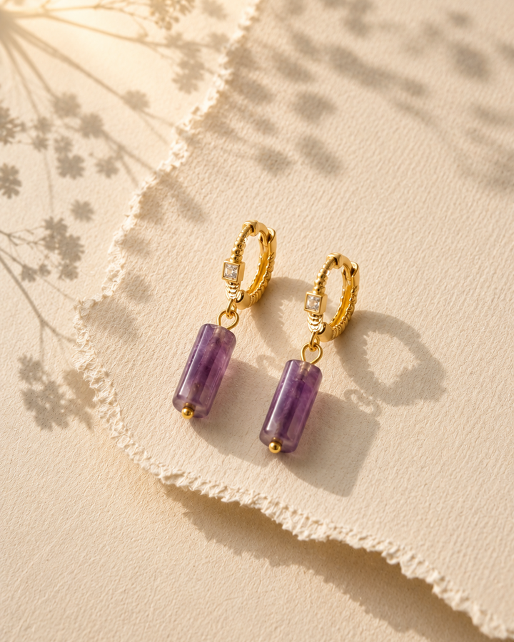 Apzeltīti auskari ar dabīgā ametista piekariņiem. Eleganti minimālistiska dizaina auskari ar violetu ametistu, kas simbolizē mieru, harmoniju un intuīciju