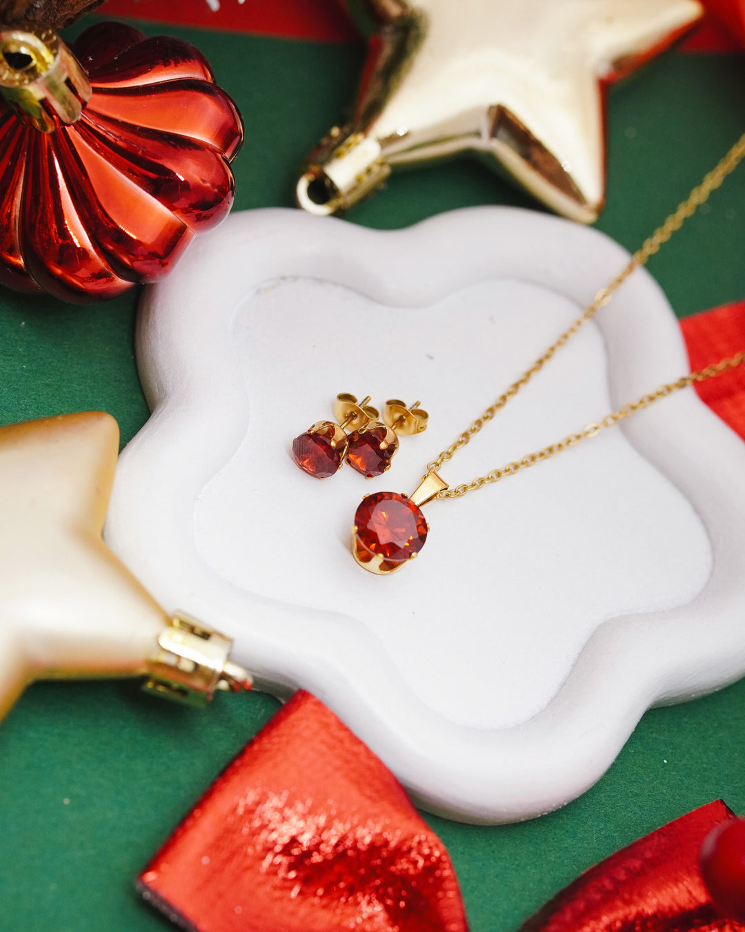 Auskari un kaklarota sarkanā krāsā