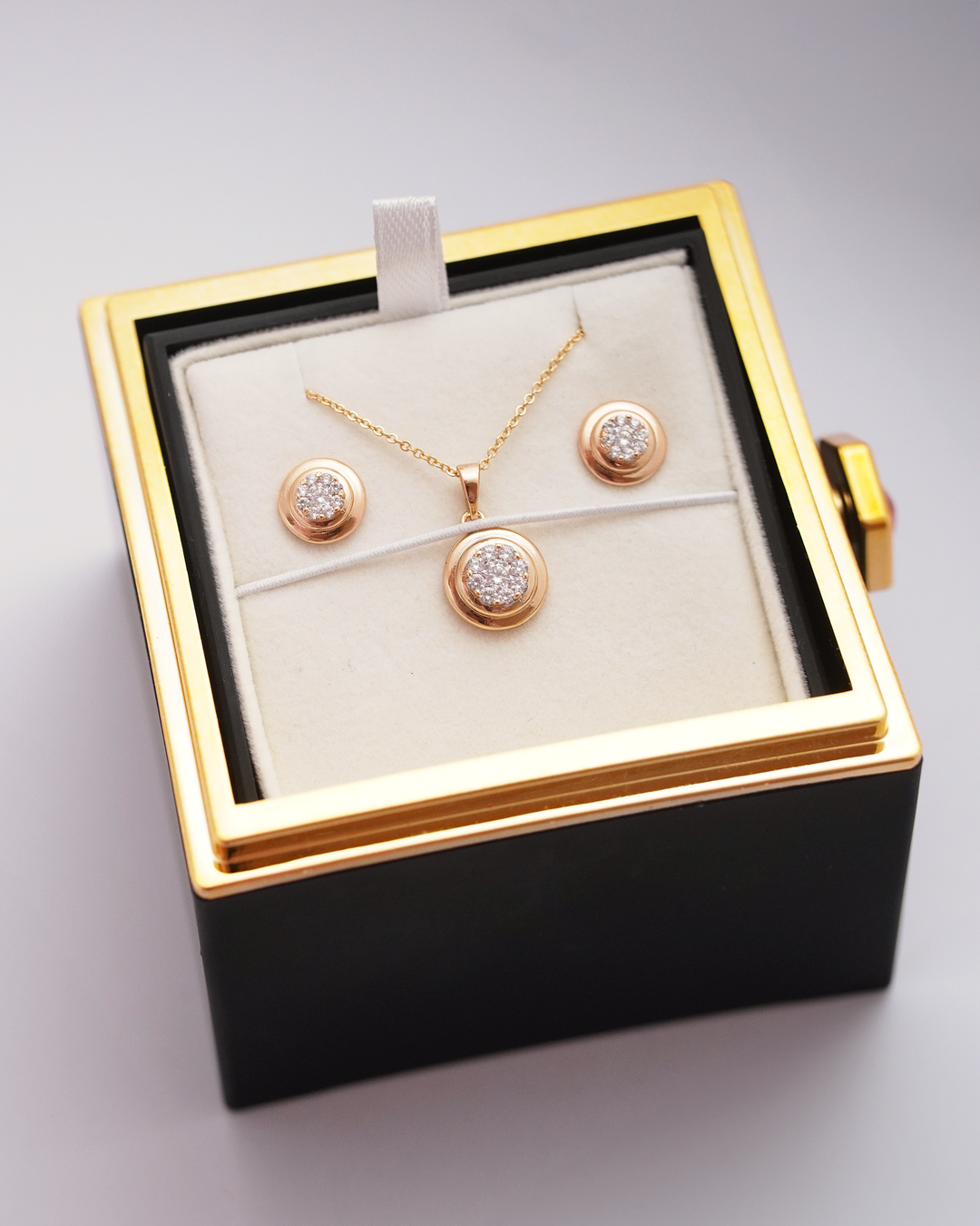 apzeltīts rotu komplekts