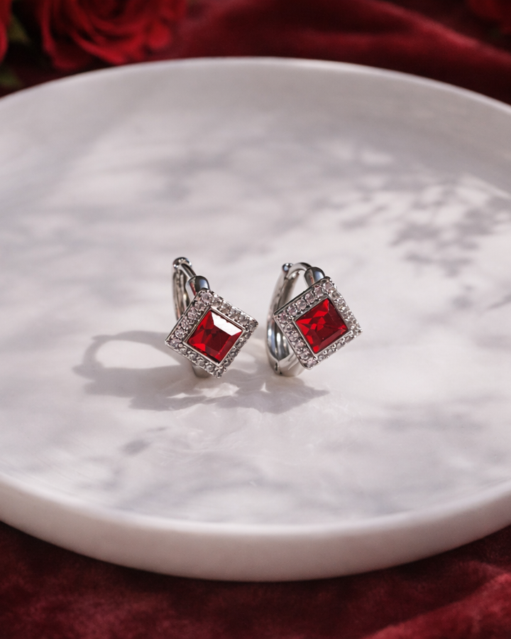 auskari sudraba krāsā ar sarkanu kristālu