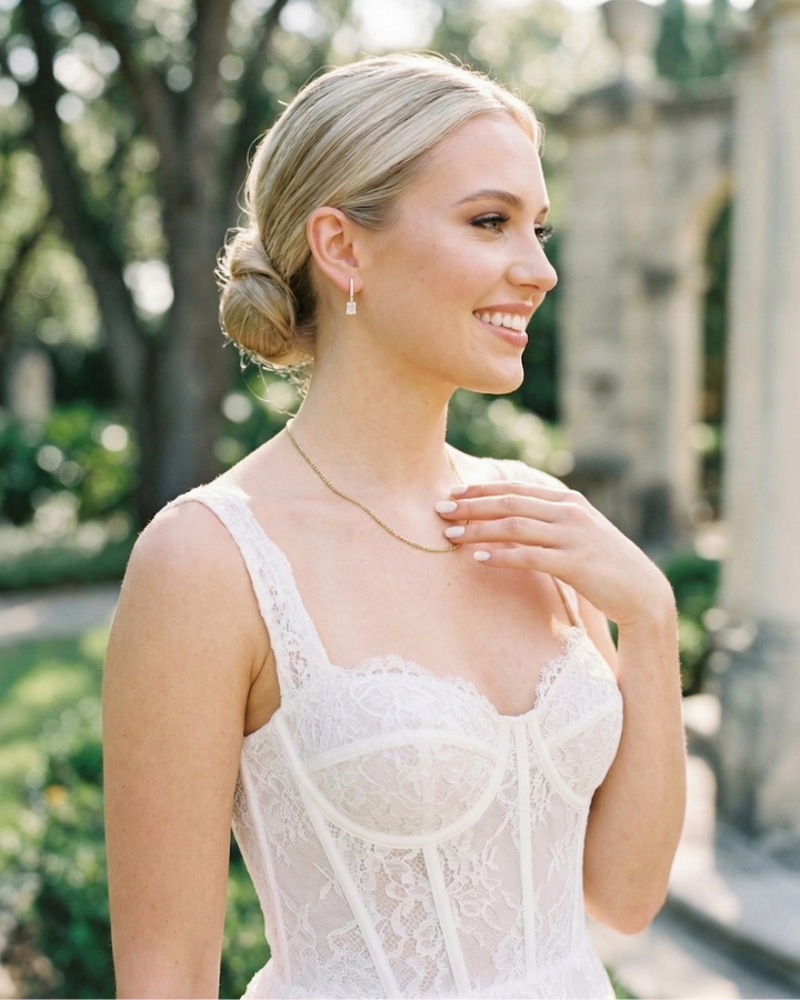 auskari pie kāzu kleitas līgavai