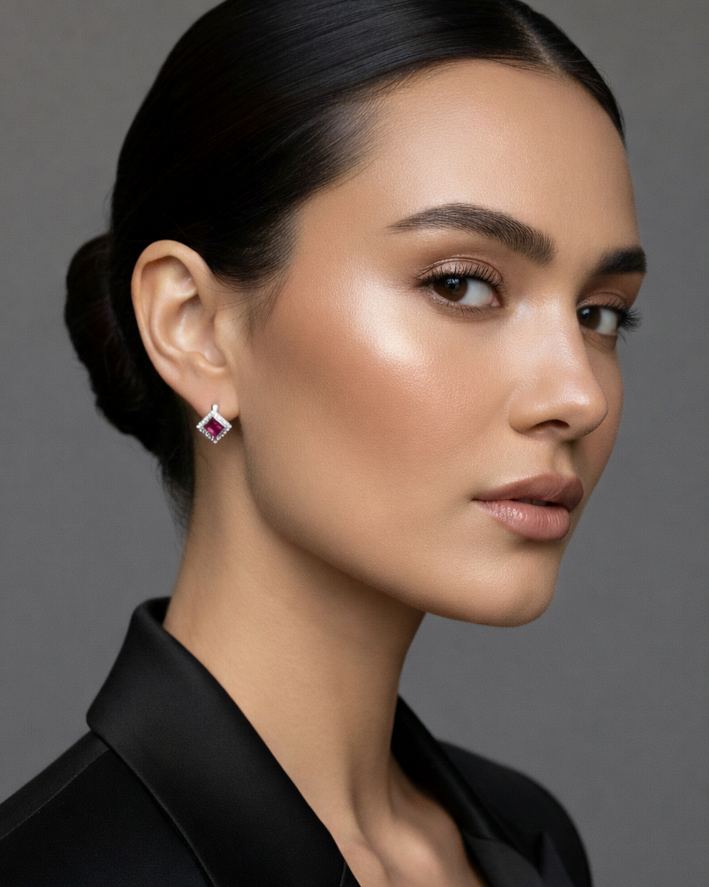 ausakri sudraba ar violeto kristālu