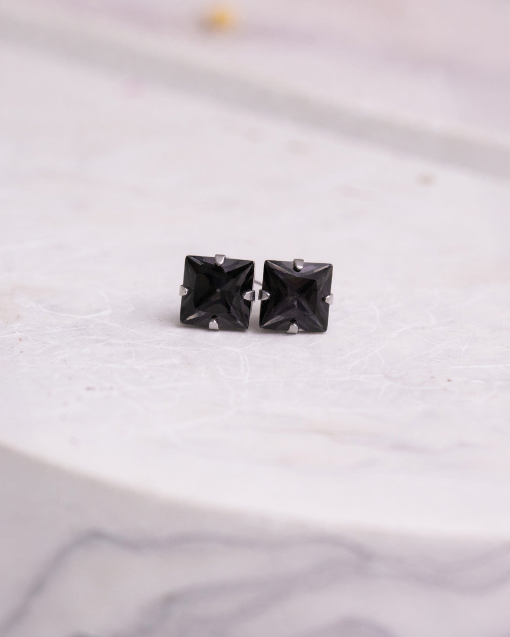 Nagliņu auskari dažādās krāsās