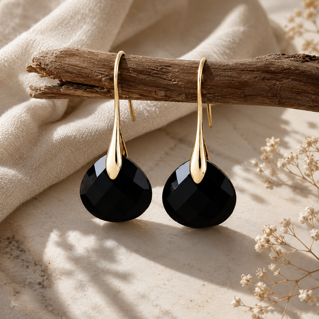Dabīgā akmens auskari ar melno ahātu zelta tonī – eleganti 4 cm gari auskari.