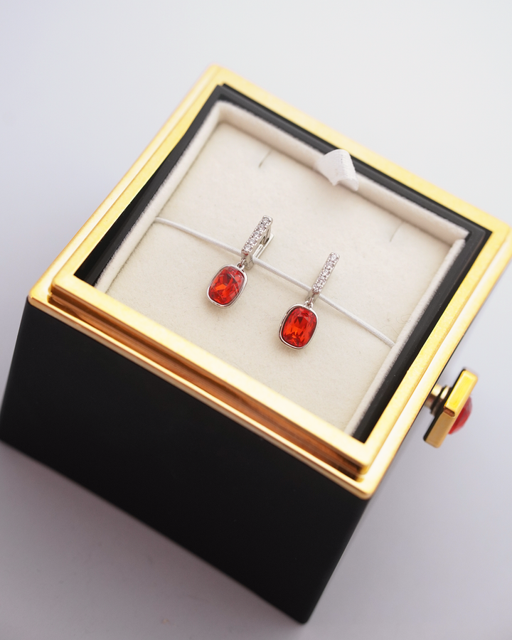 Mūžīgā roze ar auskariem