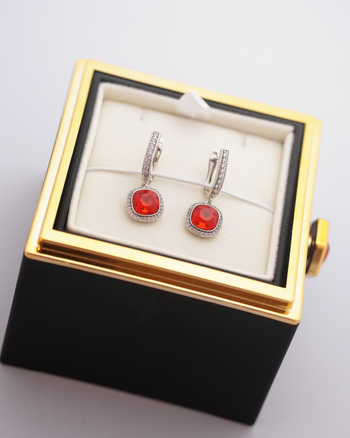 Mūžīgā roze ar auskariem