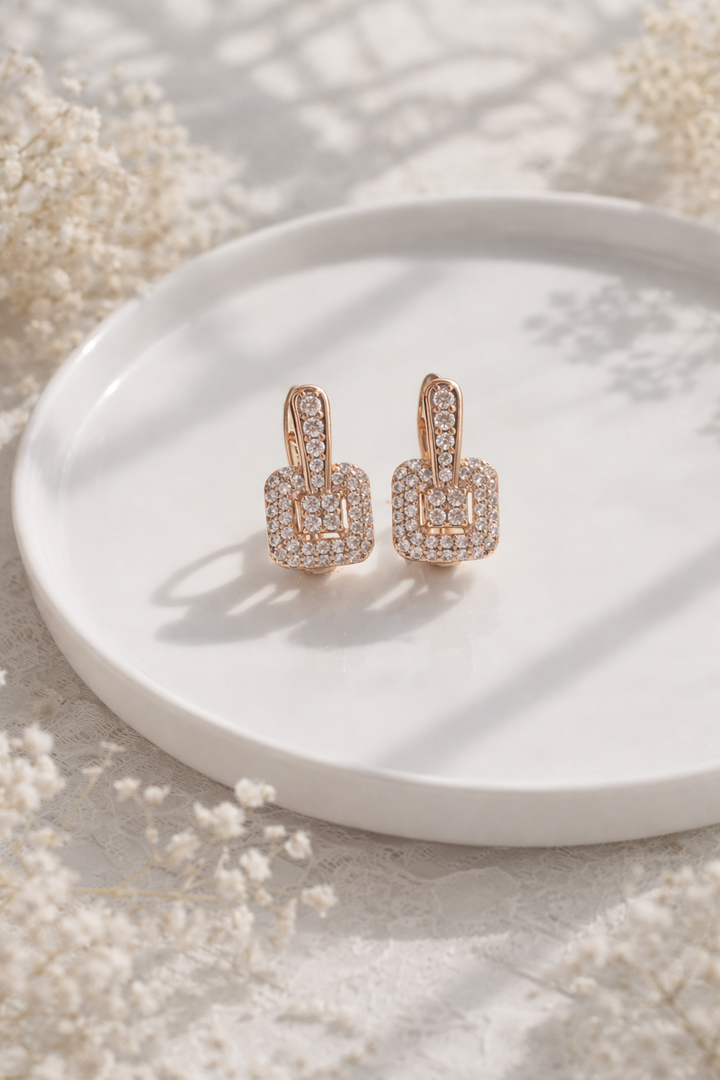 Zelta krāsas auskari ar mirdzošiem cirkoniem sievišķīgam un elegantam tēlam