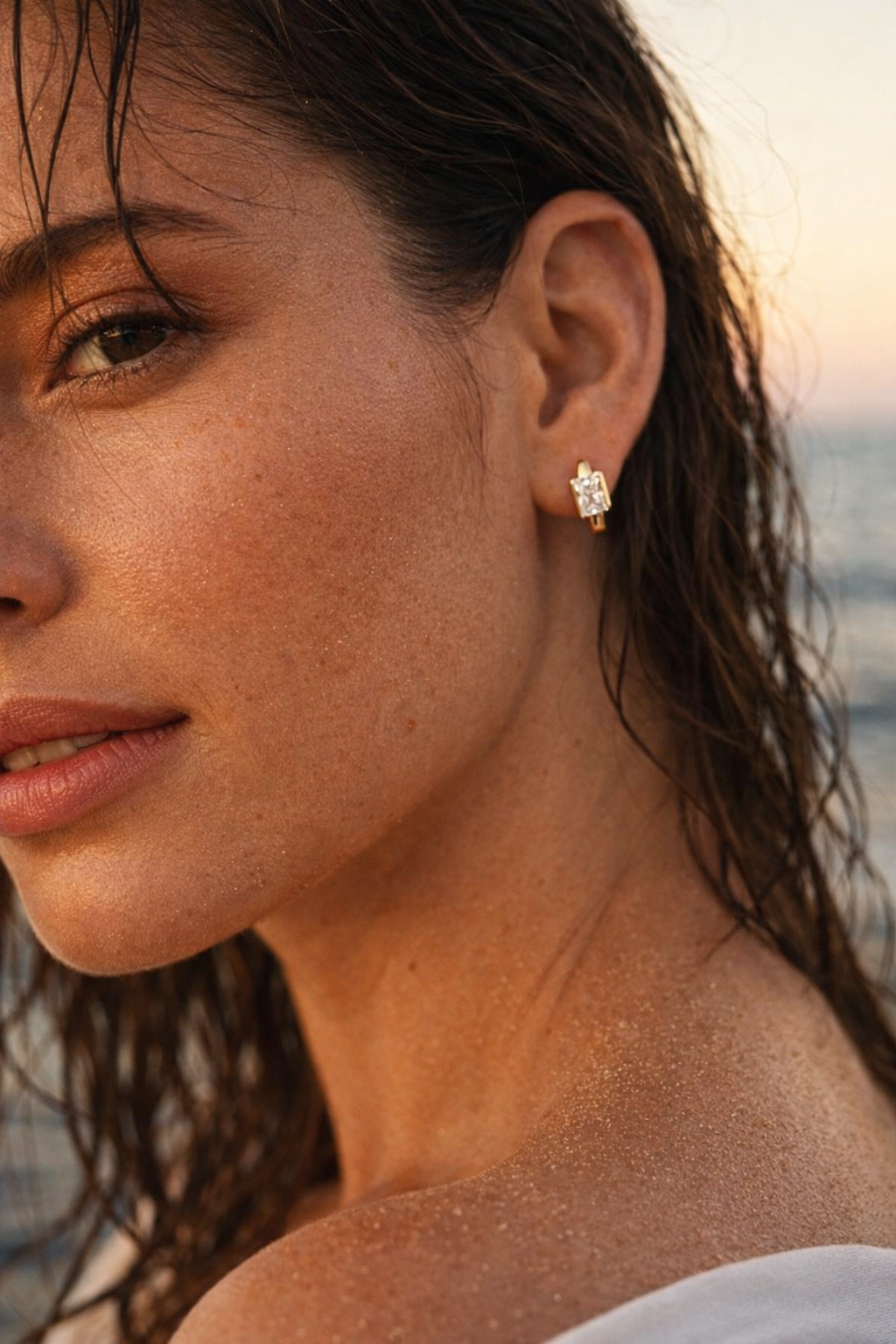 Mini riņķa auskari ar dzidru kristālu pludmalē