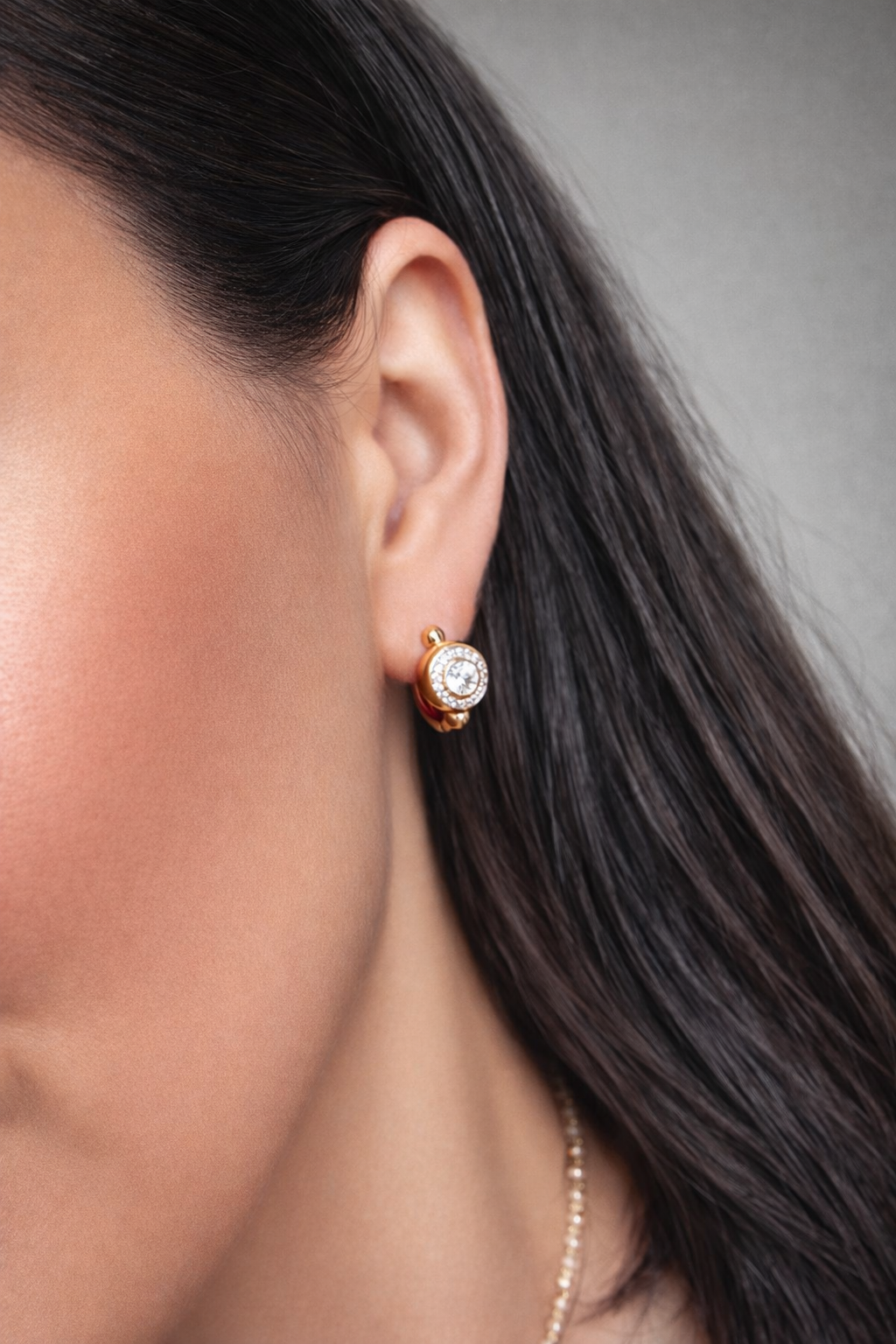 rinkišu auskari ar apaļu kristālu