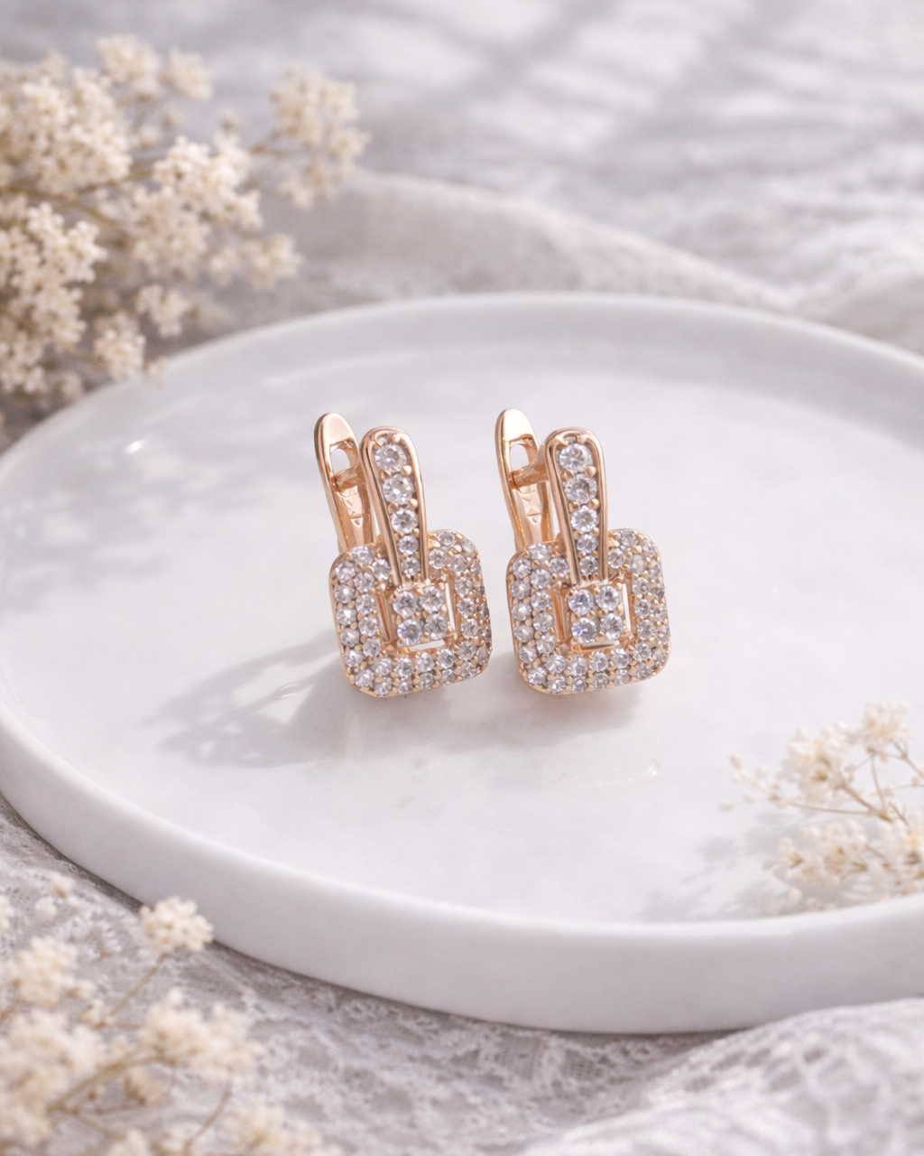 auskari ar cirkoniem zelta krāsā kvadrāta formas eleganti sieviešu auskari