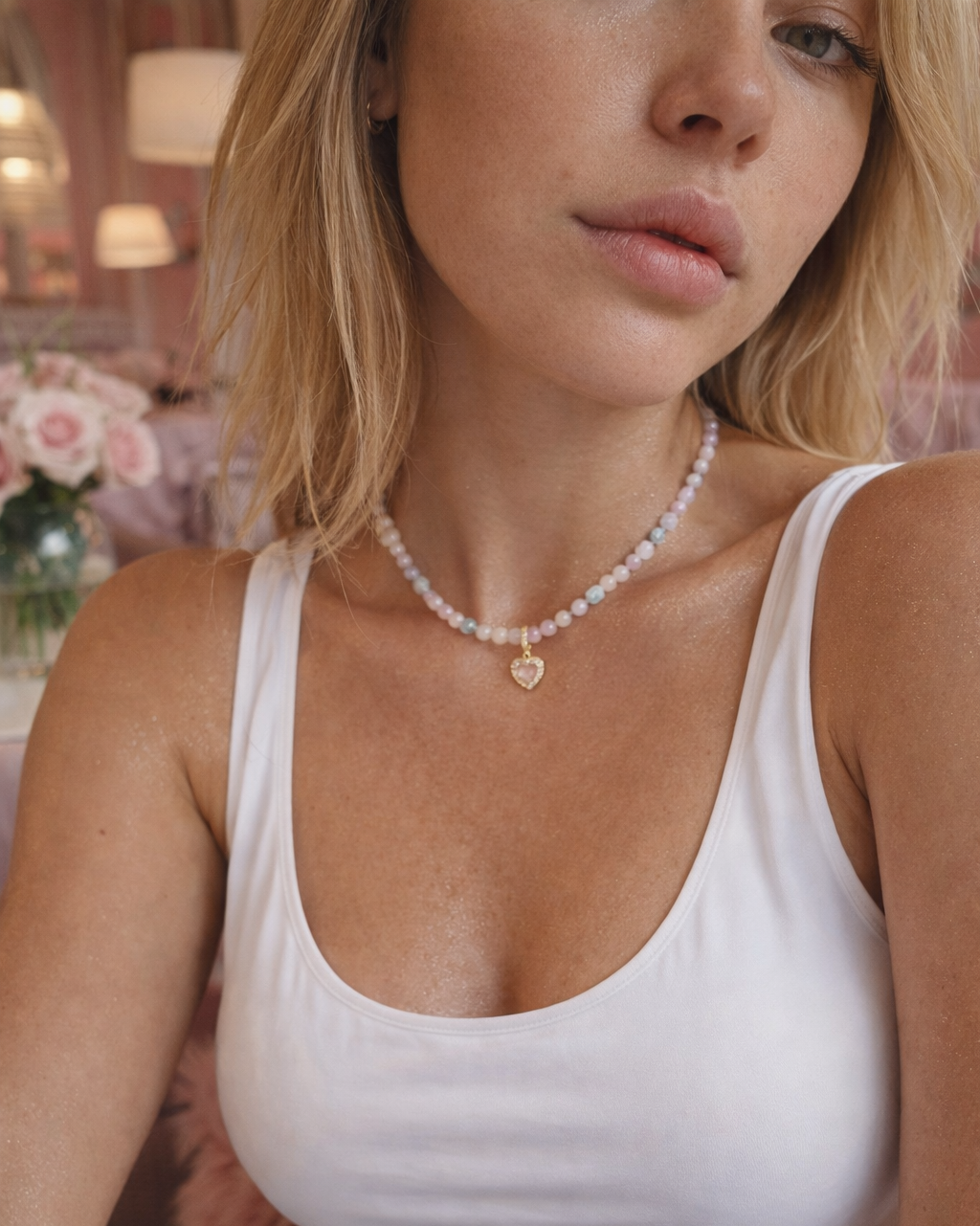 kaklarota čokeris ar rozā kvarcu sievietei