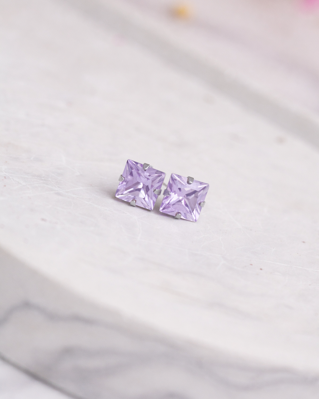 ceriņu krāsā kristālu auskari