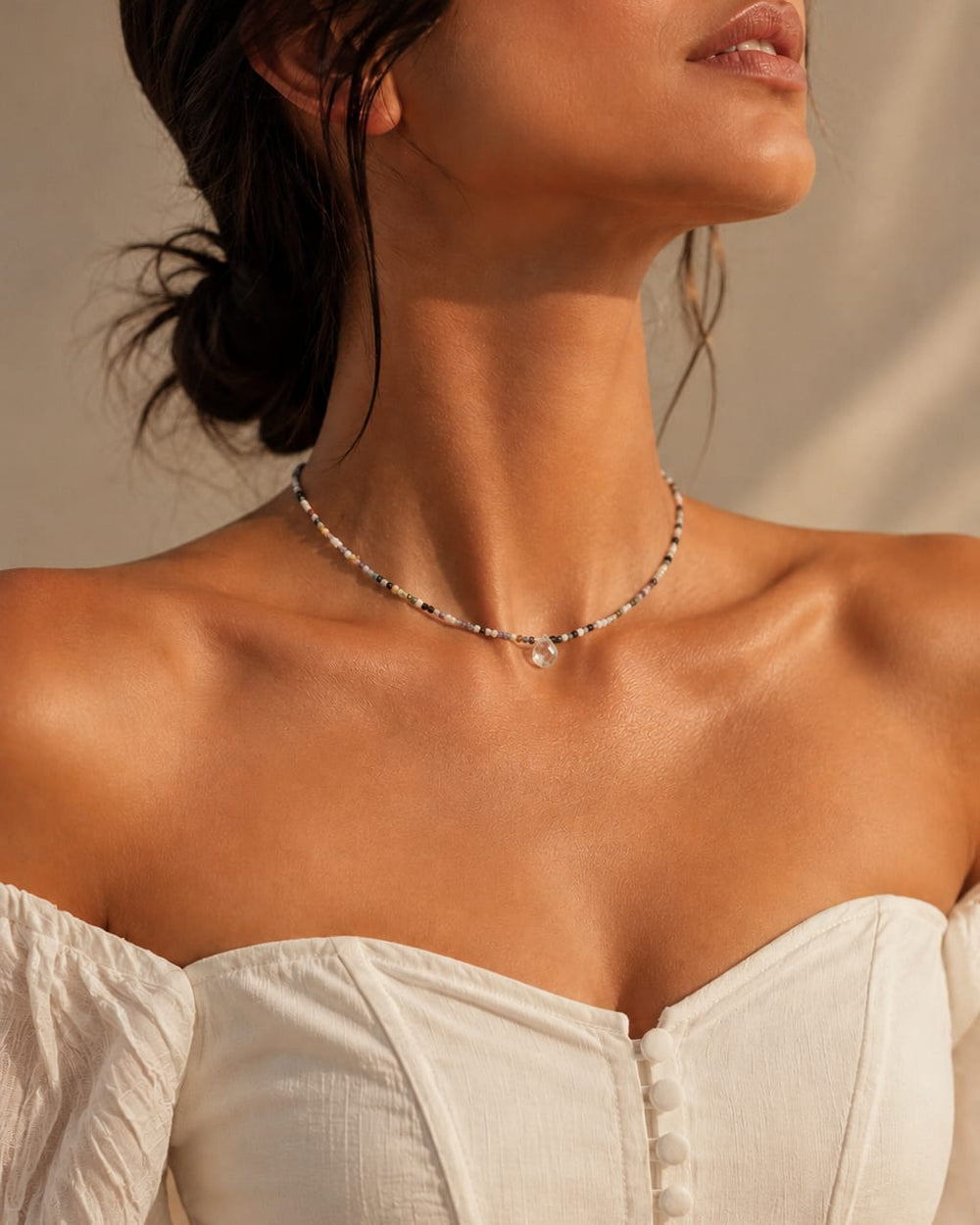 Elegants tuvplāna portrets ar smalku dabīgo akmeņu čokeri no rozā kvarca, ametista, akvamarīna, turmalīna, ahāta, lazurīta, pirīta un žadeīta.