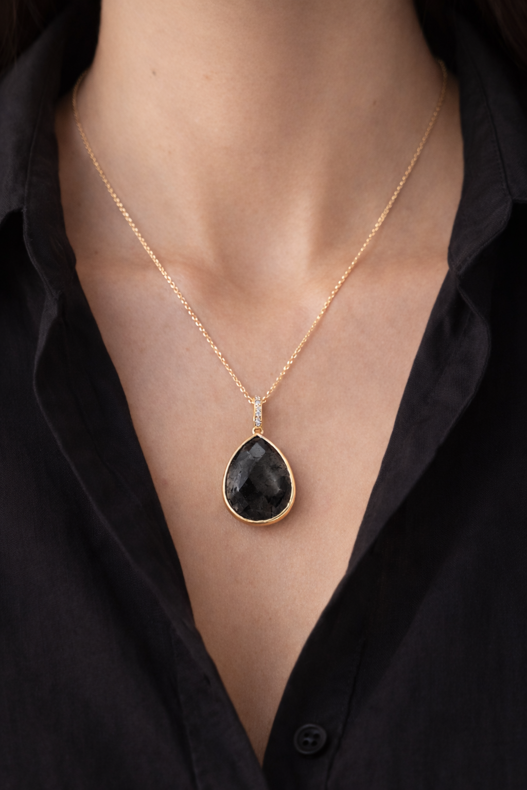 Ekskluzīva lāsītes formas dabīgā akmens kaklarota