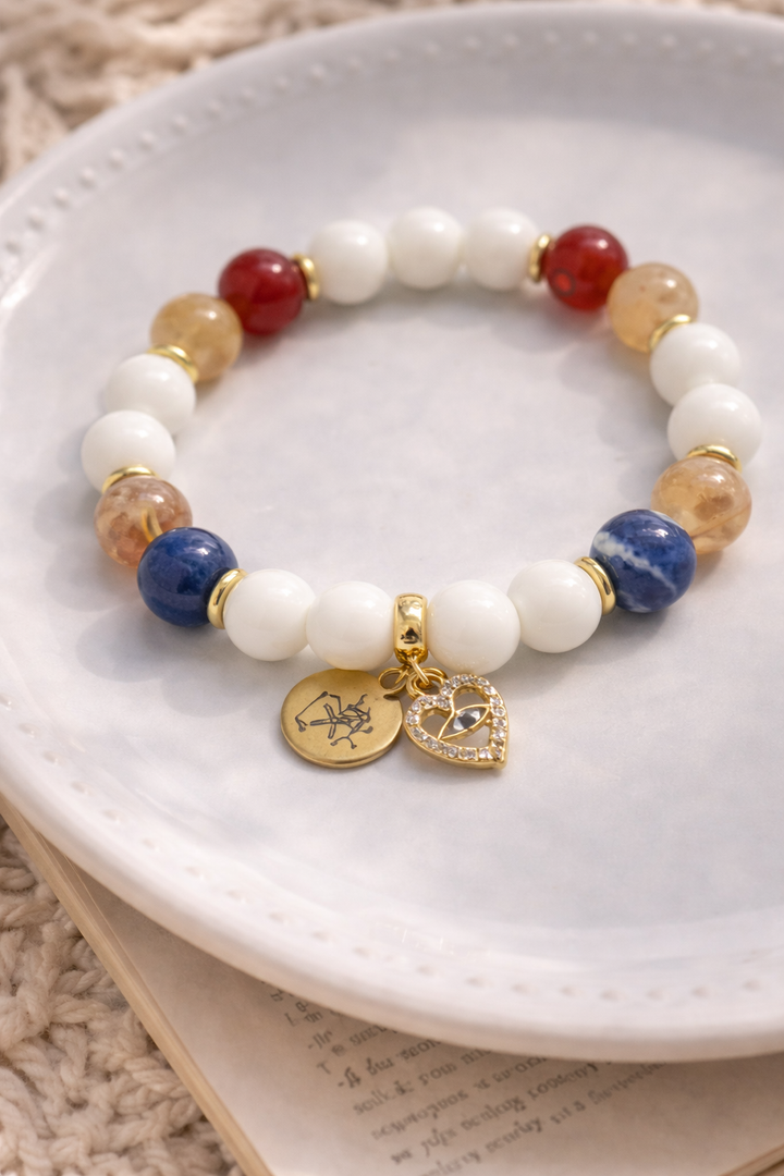 Baltā ahāta rokassprādze ar sodalītu, citrīnu un karneolu un zelta krāsas furnitūru, sirds formas piekariņu un medaljonu ar gravējumu