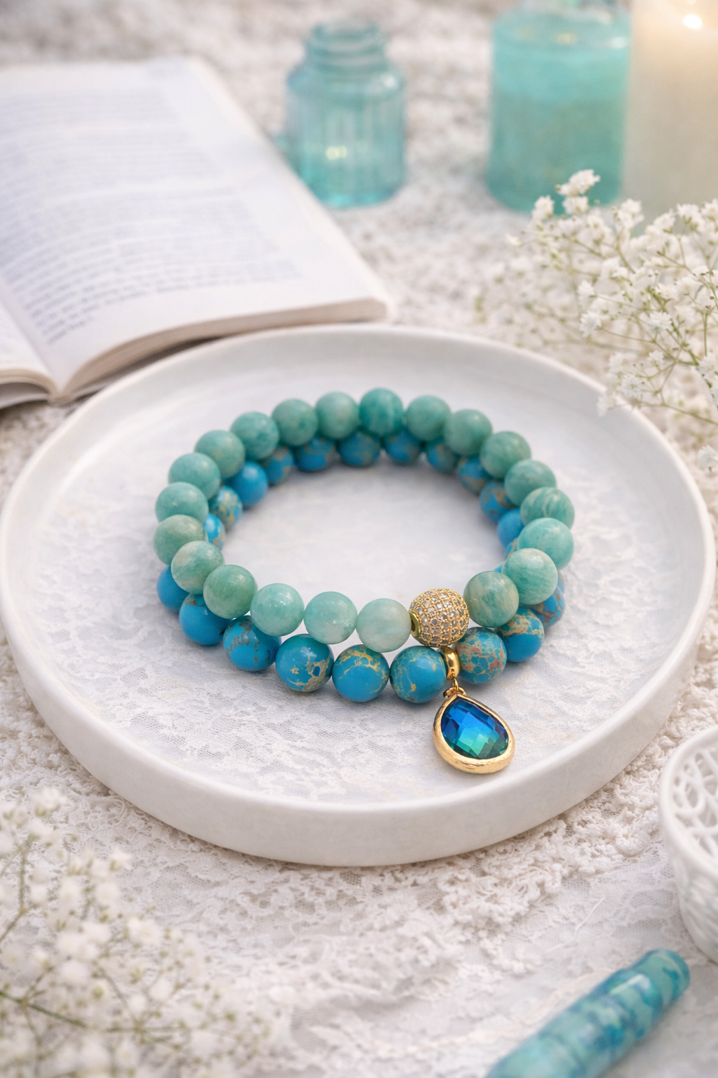 Rokassprādzes ar zilu lāsītes formas zulonu