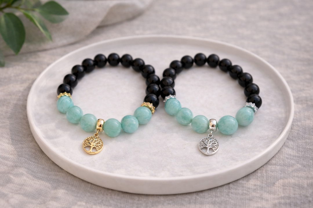 Divas  dabīgā akmens rokassprādzes ar melno oniksu un zaļo amazonītu. Vienai rokassprādzei sudraba furnitūrai, otrai zelta furnitūra