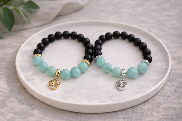 Divas  dabīgā akmens rokassprādzes ar melno oniksu un zaļo amazonītu. Vienai rokassprādzei sudraba furnitūrai, otrai zelta furnitūra