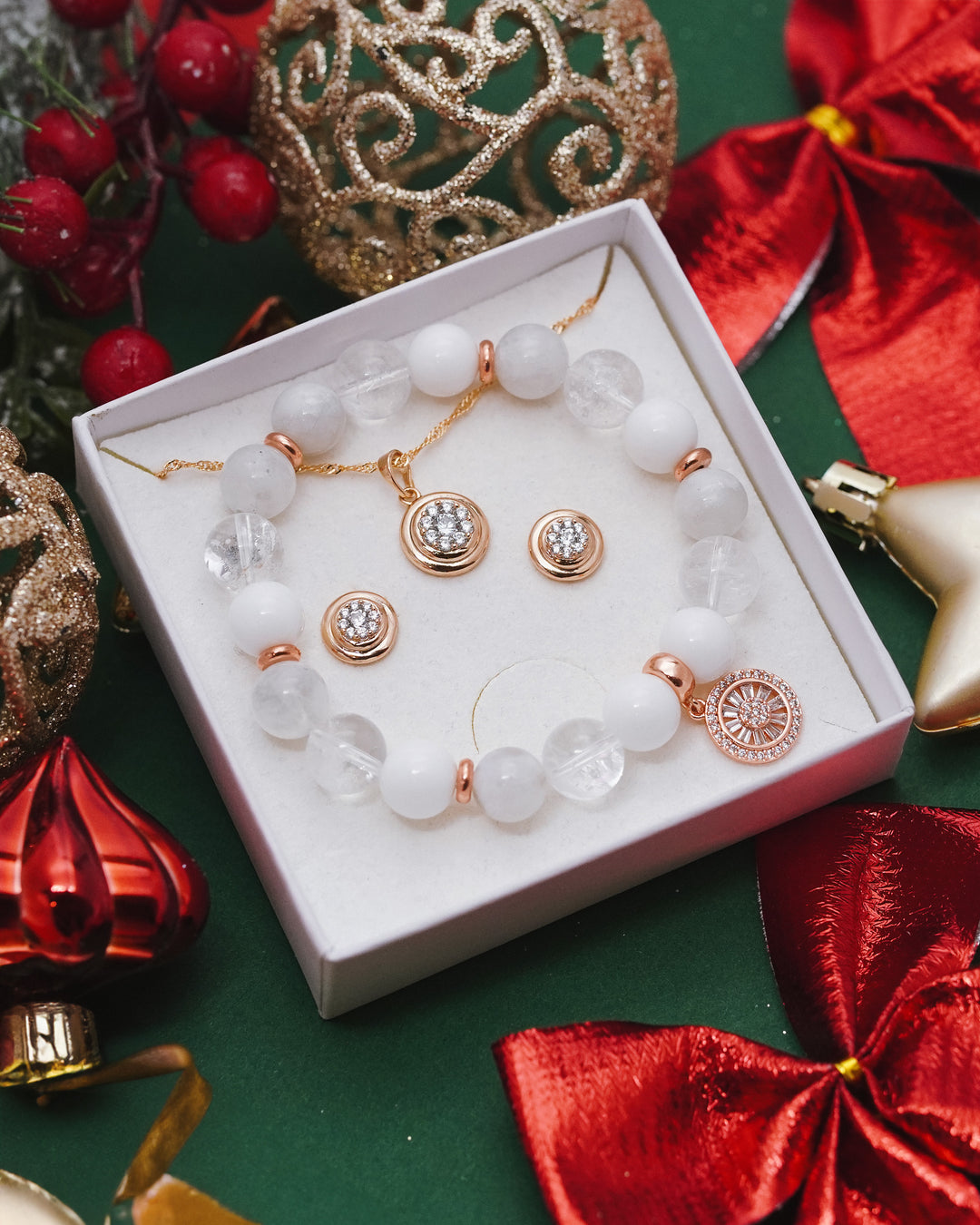 Rokassprādze, auskari un kaklarota