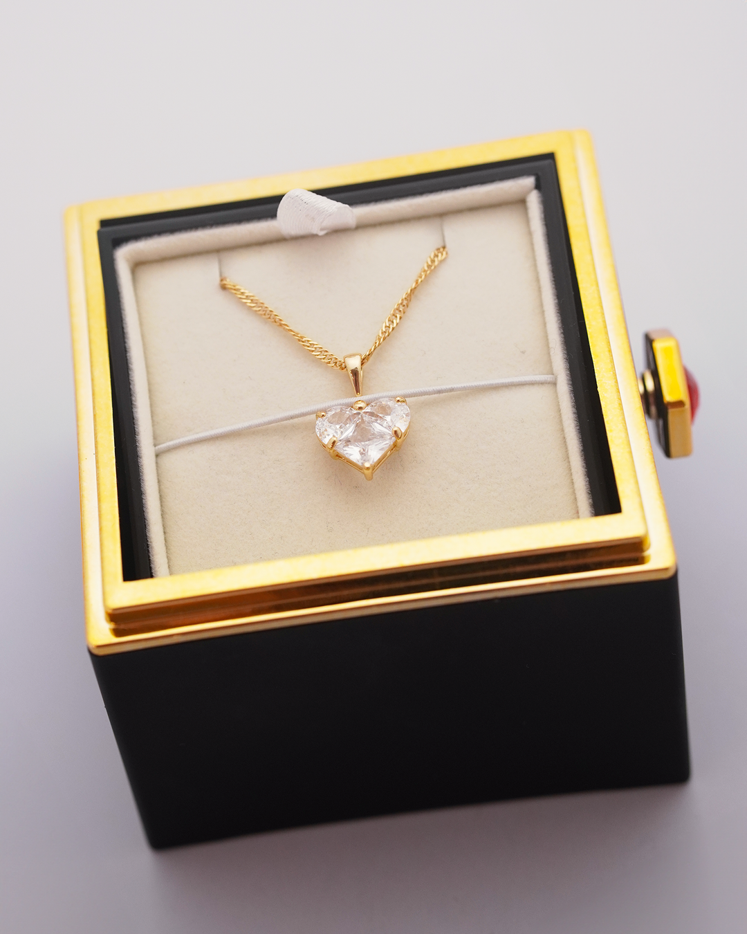 sirds formas kulons ar ķēdīti