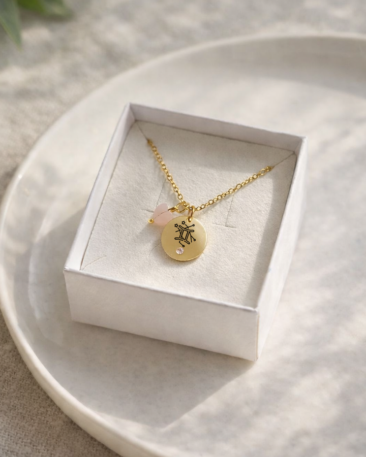 Kaklarota ar Zodiaka zīmi un dabīgiem akmeņiem